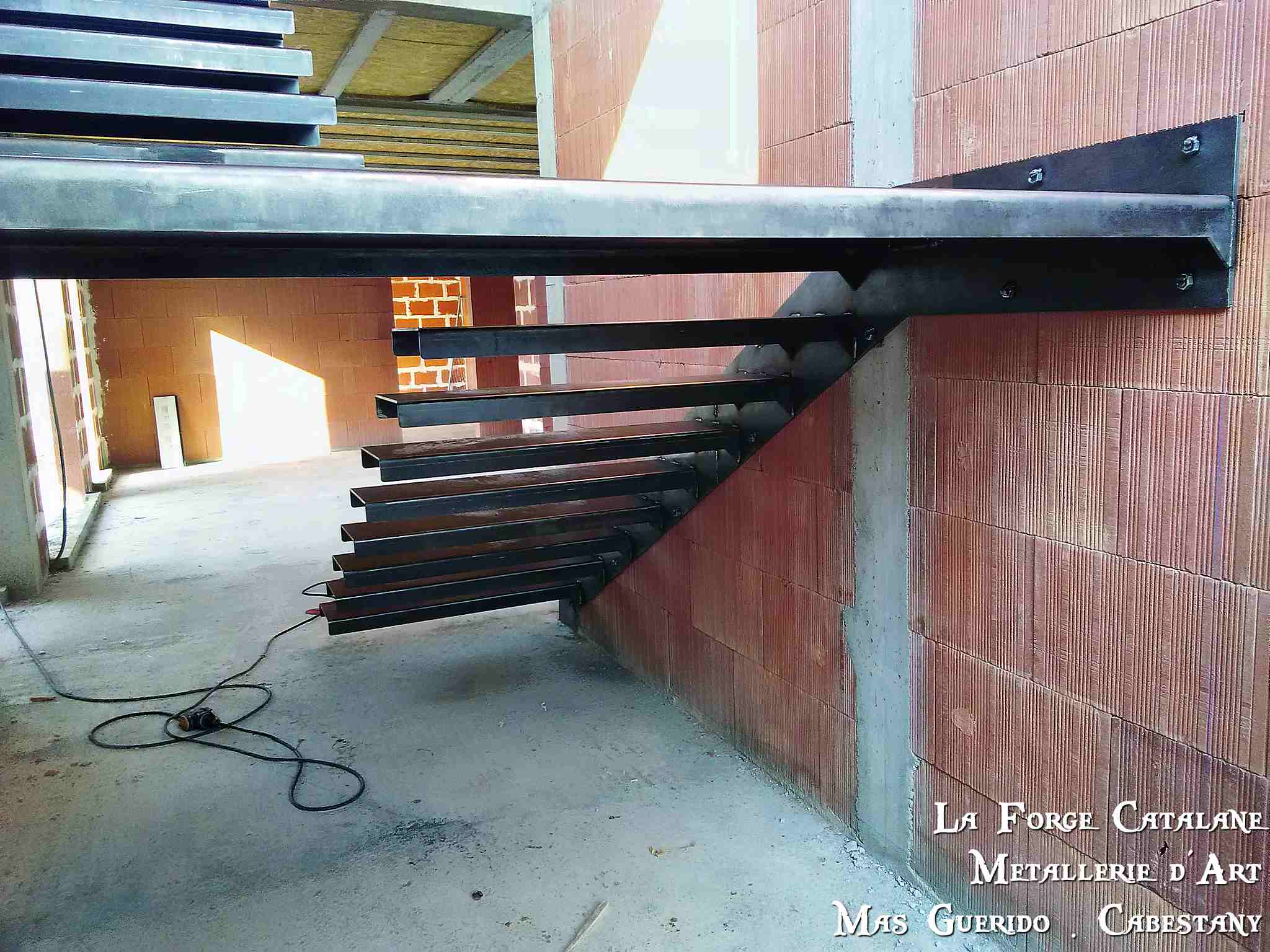 escalier sans limons apparent avec plateforme en fer forge catalane.jpg